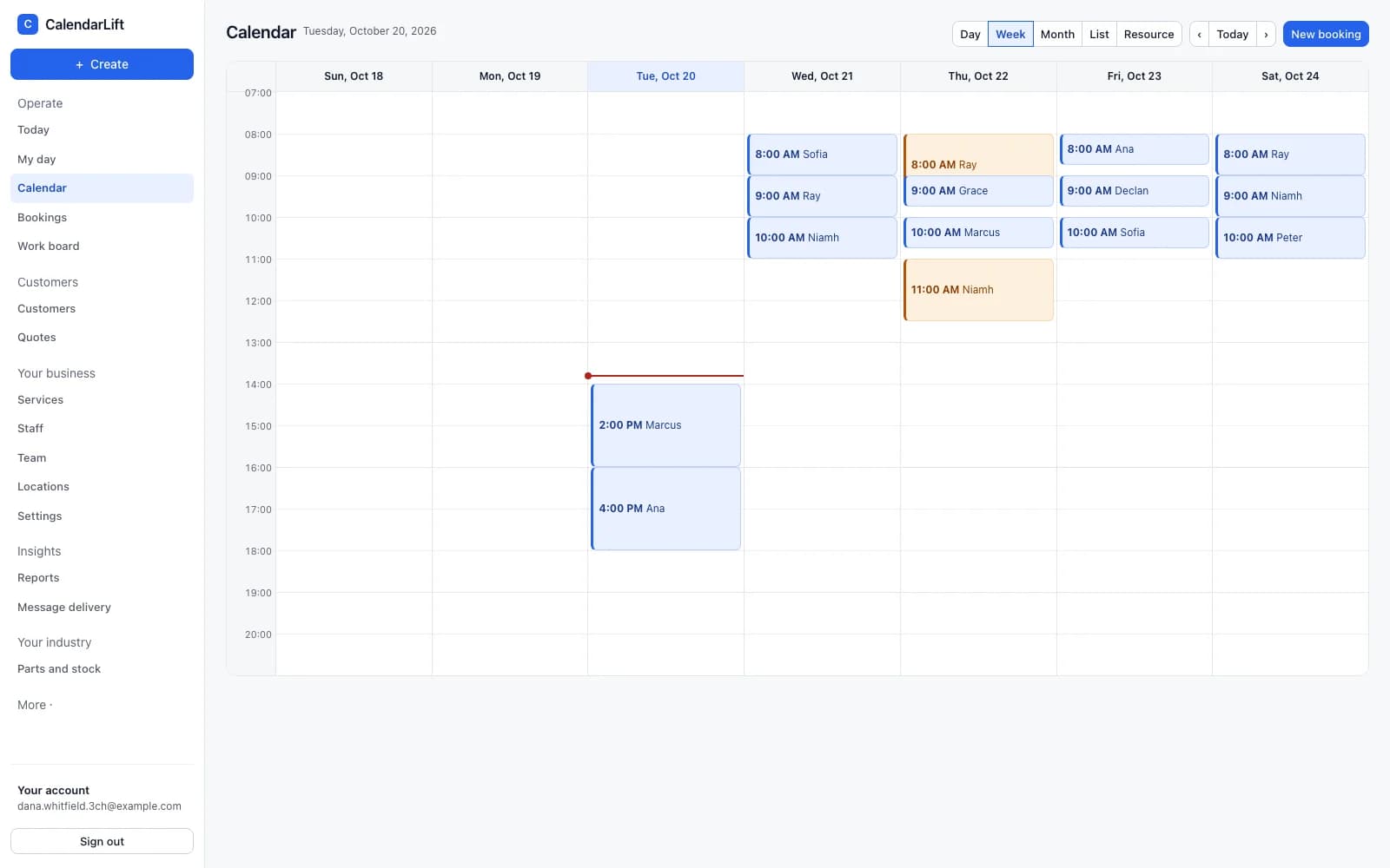 A week of appointments in the CalendarLift calendar, with today’s column marked and the current time shown.